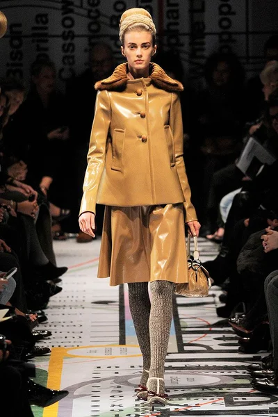 Look 16